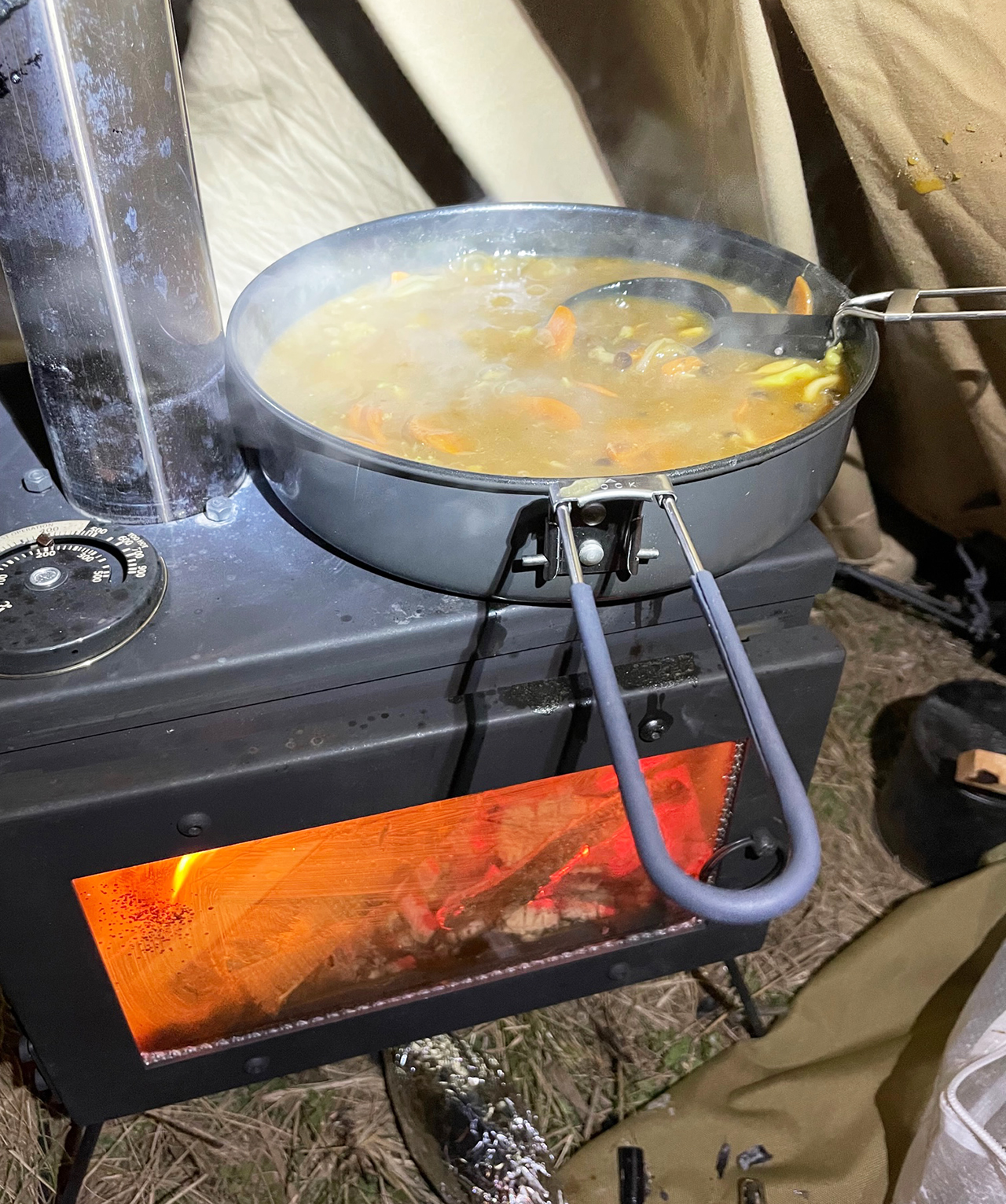 Mt.SUMIの薪ストーブMICROでカレー作り