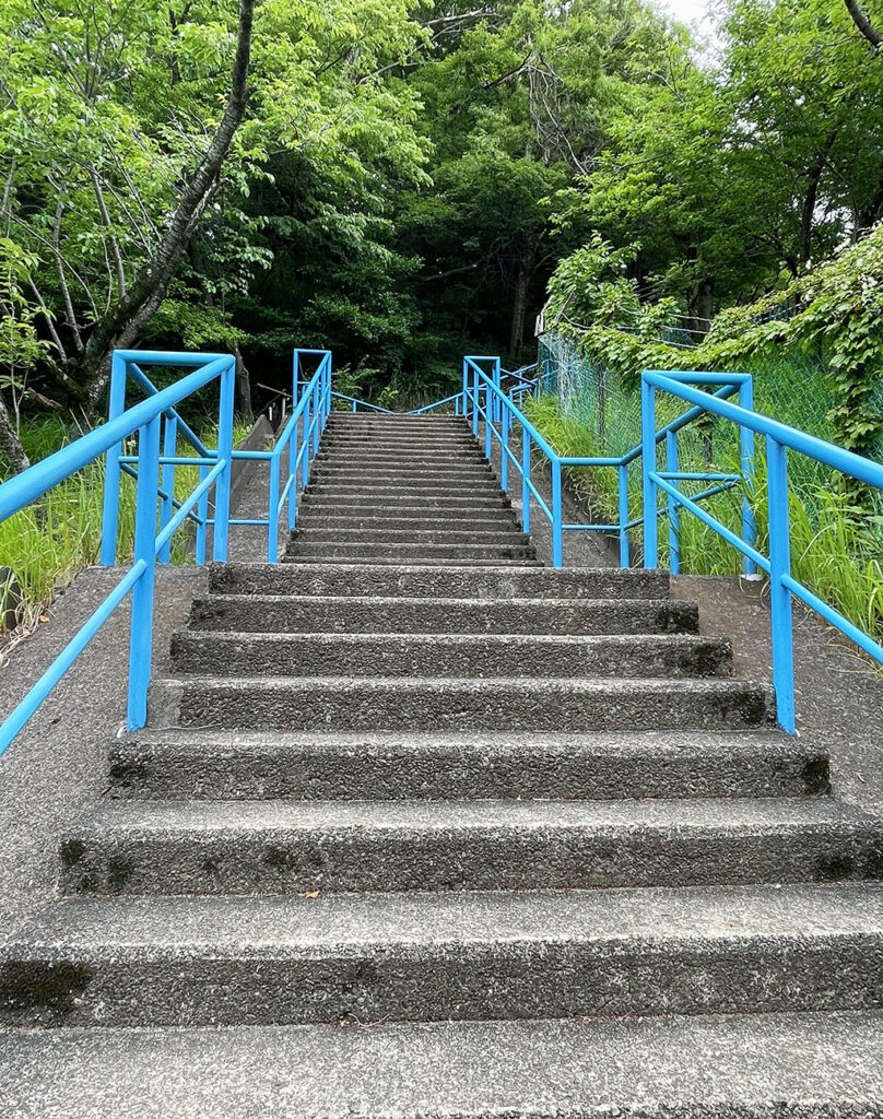 鳶尾山ハイキングコース入り口階段