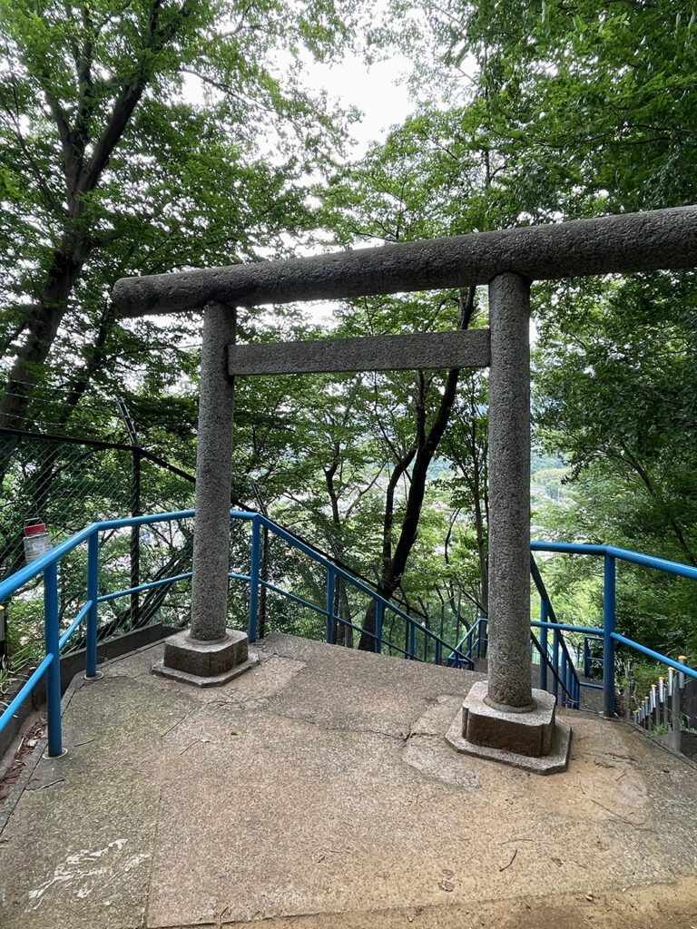 鳶尾山ハイキングコース入り口階段から鳥居