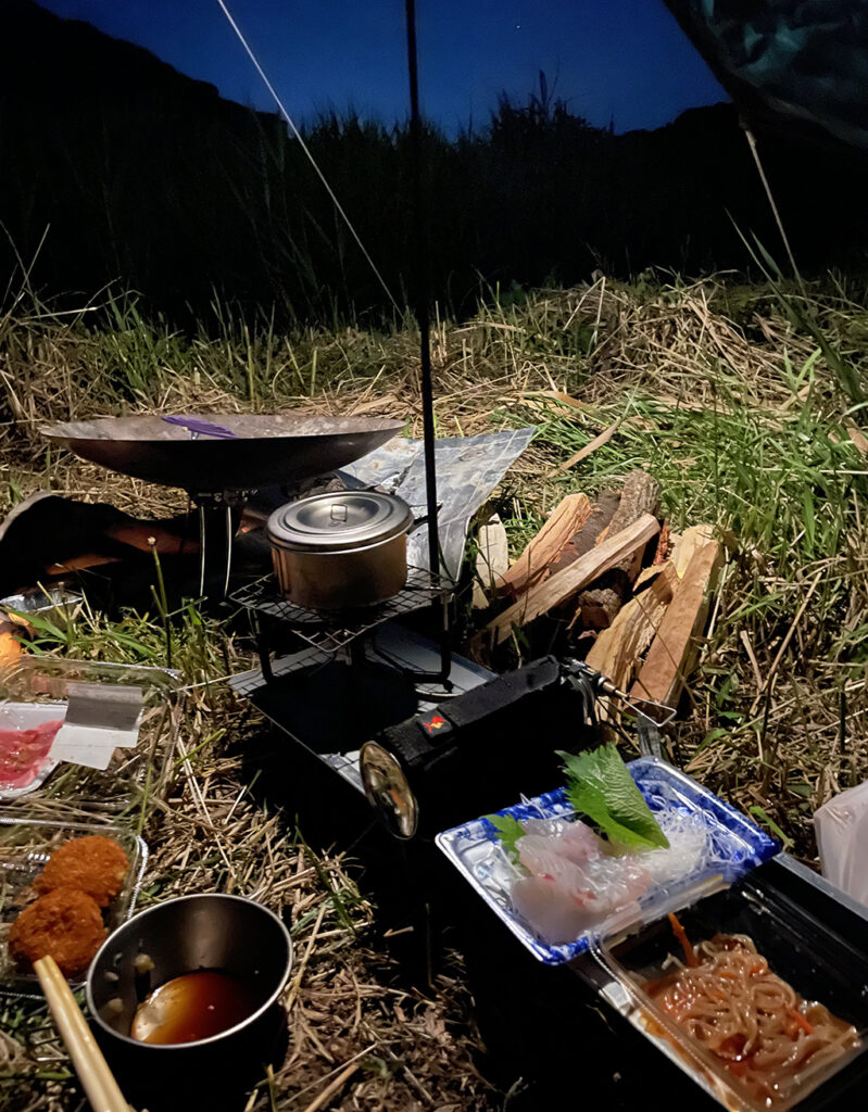 キャンプ飯に刺身をいただく