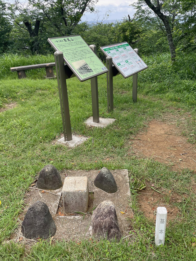 鳶尾山山頂一等三角点