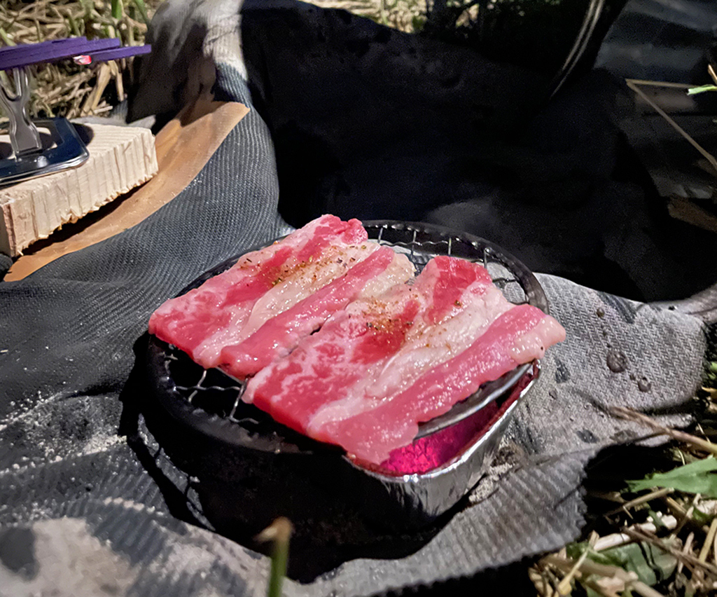 最小サイズの炭火焼きセットで焼肉を食べる