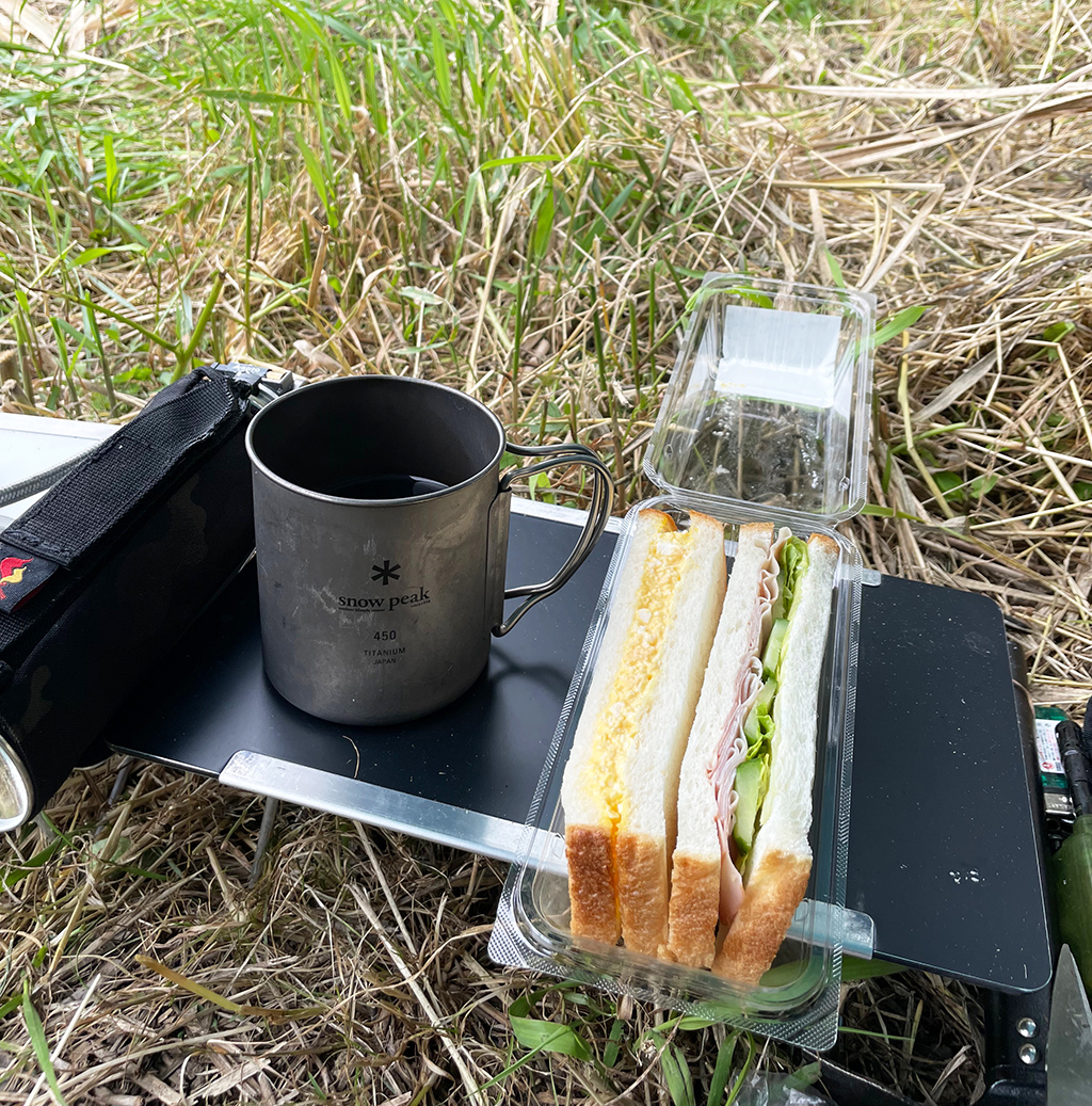 朝食はたまごサンドとコーヒー