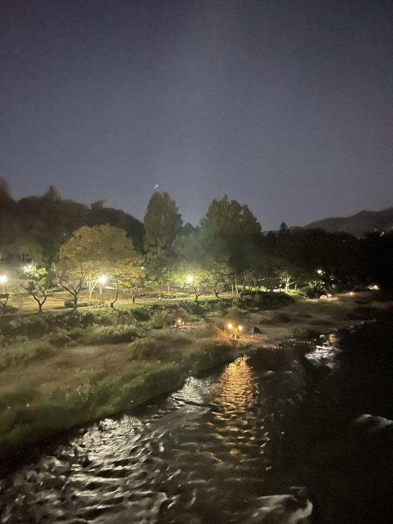 釜の淵公園の隣の河川敷でキャンプ