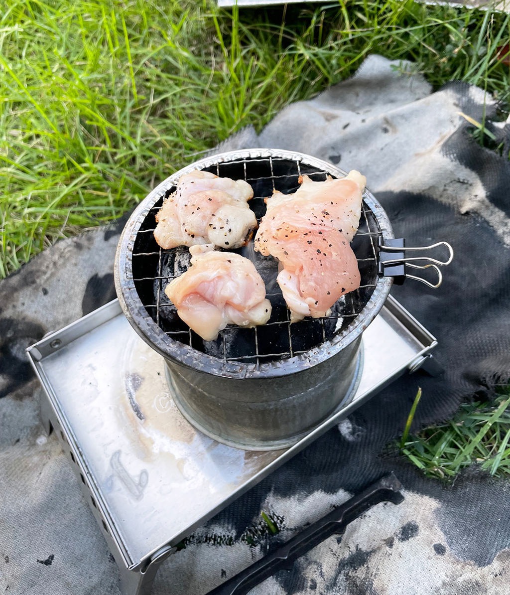 ミニかまどを軽くクリップで挟む