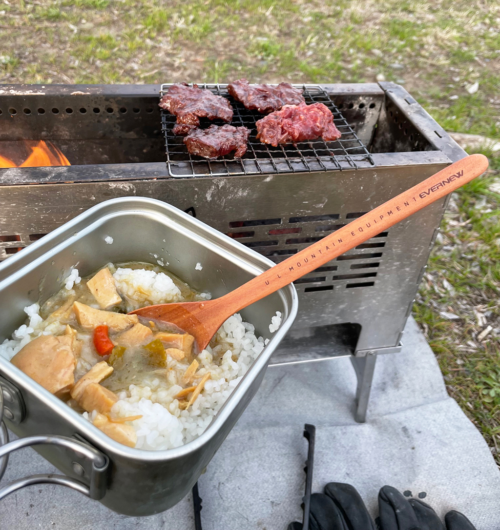 スプチュラでカレーをすくう