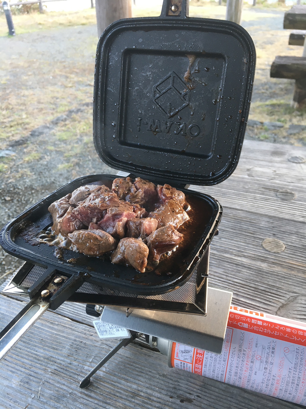 IWANOのホットサンドメーカーとイワタニのバーナーで肉を焼く