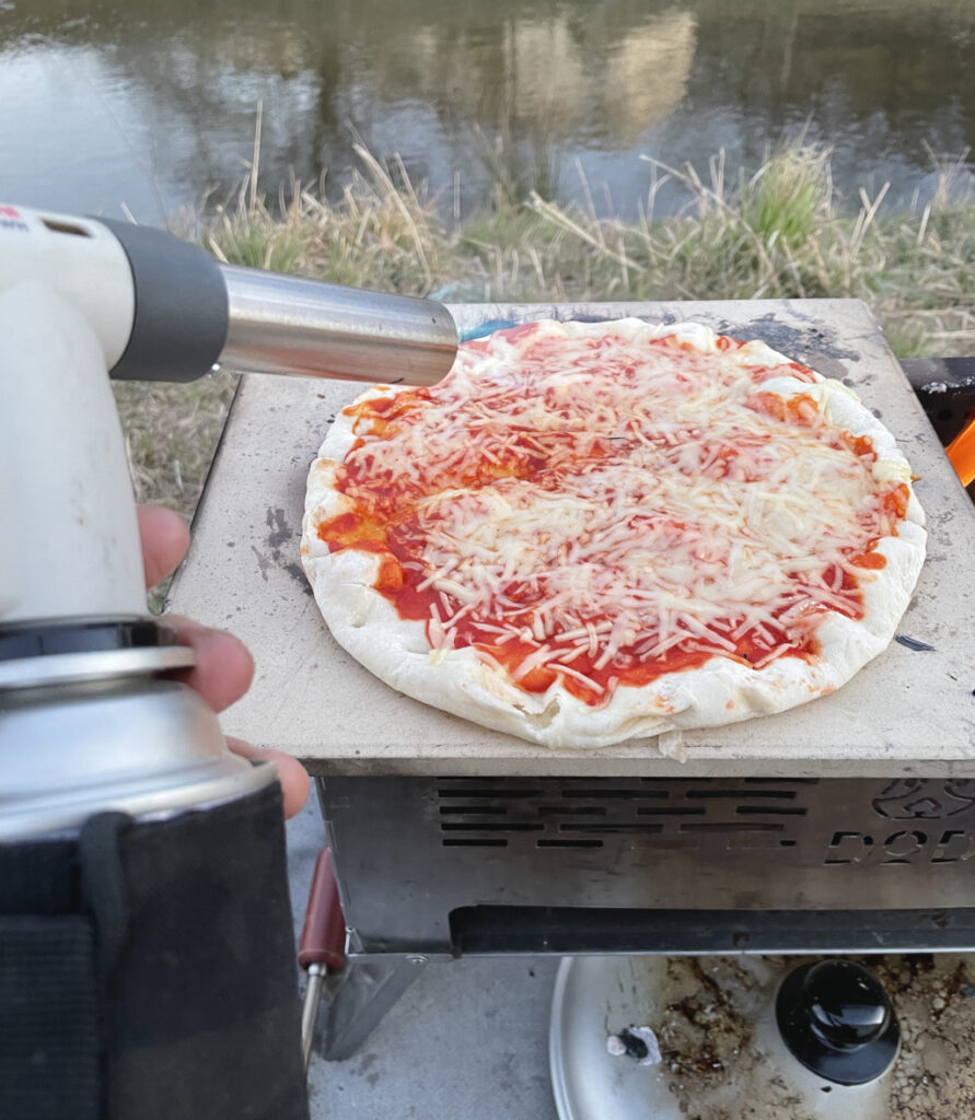 ピザをチャッカマンで焼く