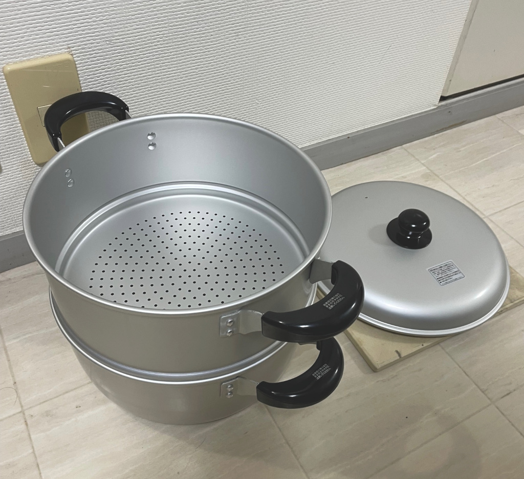 ホーロー製の鍋とフタ