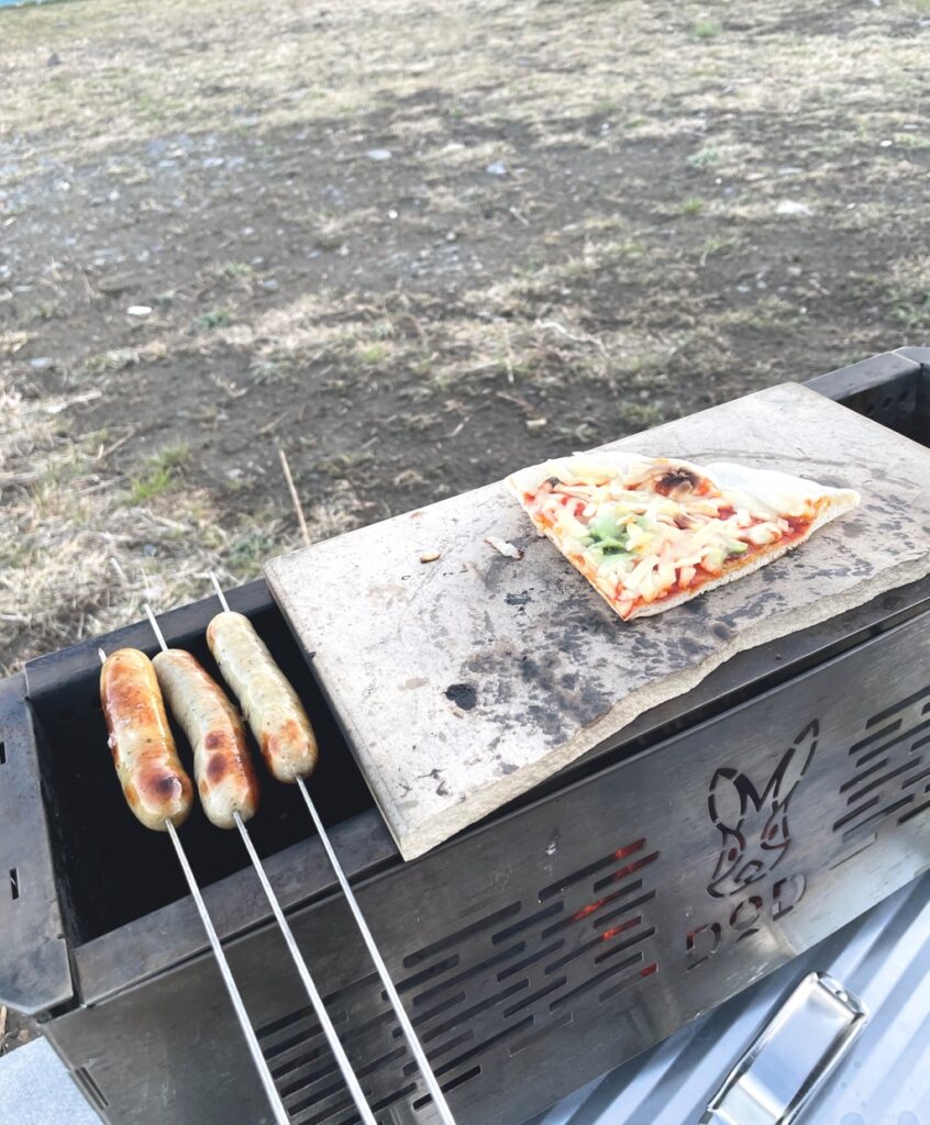 ピザストーンがちょうどすけもえファイヤーにぴったり収まる