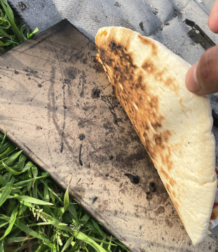 ピザをめくりながら、下側の焼き具合を細かくチェック