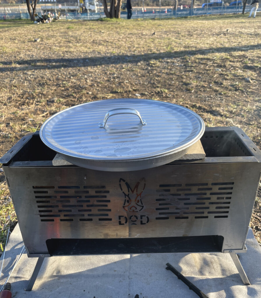すけもえファイヤーの上に楽々ピザ焼きを置く