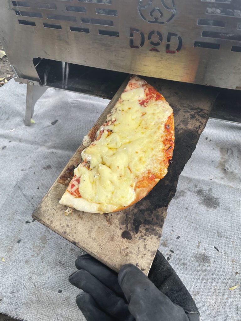 すけもえファイヤーとピザストーンでピザを焼き上げたイメージ