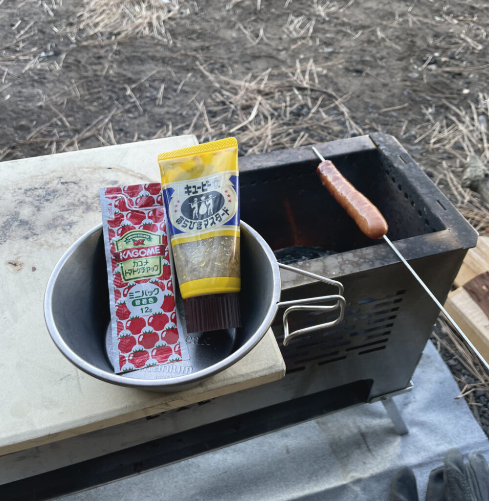 すけもえファイヤーでウインナーを焼く